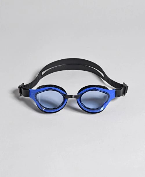 Arena Air Bold Swipe triathlon swim goggles in blue with anti-fog technology and honeycomb comfort seals.