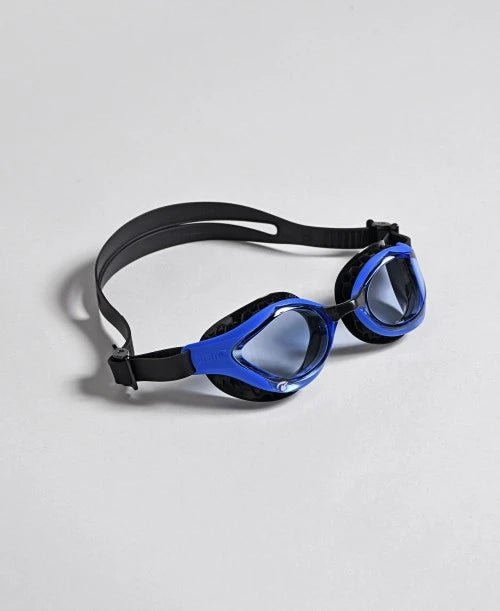 Arena Air Bold Swipe triathlon swim goggles in blue with anti-fog technology and honeycomb comfort seals.