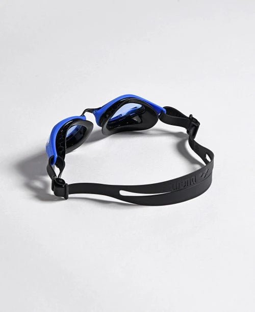 Arena Air Bold Swipe triathlon swim goggles in blue with anti-fog technology and honeycomb comfort seals.