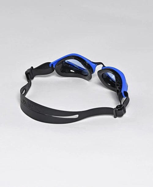 Arena Air Bold Swipe triathlon swim goggles in blue with anti-fog technology and honeycomb comfort seals.