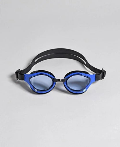 Arena Air Bold Swipe triathlon swim goggles in blue with anti-fog technology and honeycomb comfort seals.